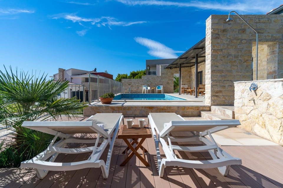 Property building, Balcony/Terrace, Seating area, Swimming pool