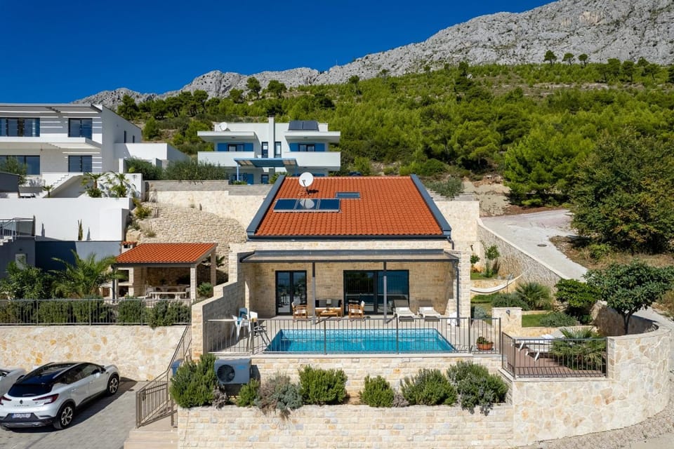 Property building, BBQ facilities, Balcony/Terrace, Seating area, Swimming pool