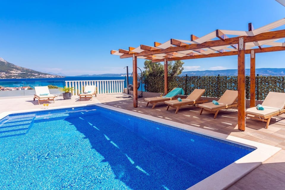 Property building, Balcony/Terrace, Seating area, Beach, Sea view, Swimming pool
