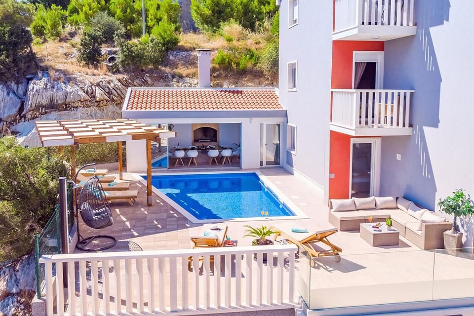 Property building, BBQ facilities, Balcony/Terrace, Kitchen or kitchenette, Seating area, Dining area, Swimming pool