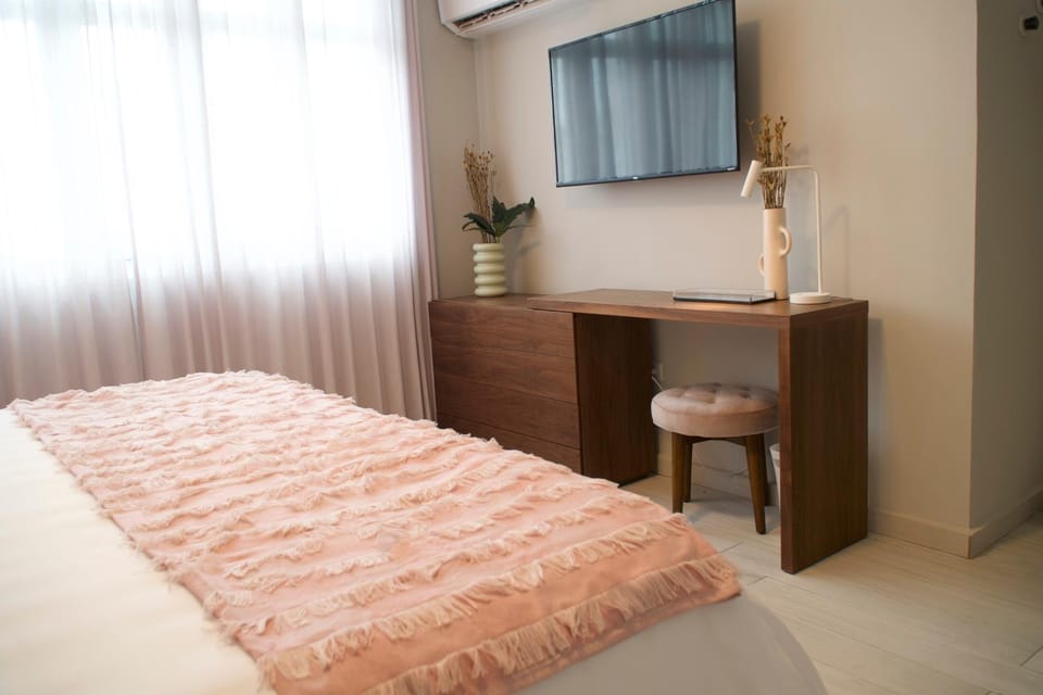 Bed, TV and multimedia, Bedroom