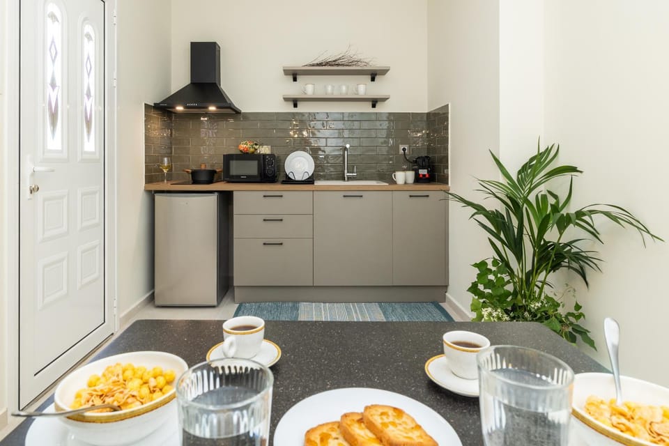 Coffee/tea facilities, Kitchen or kitchenette, stove