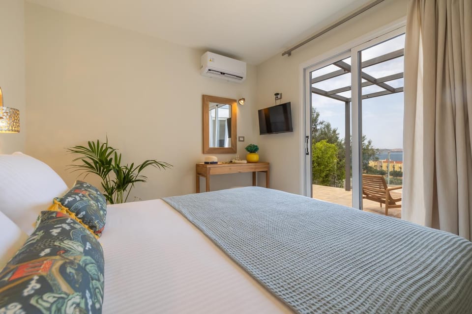 Bed, Natural landscape, TV and multimedia, Sea view, air conditioner