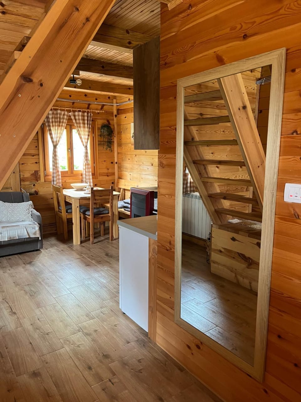 Kitchen or kitchenette, Living room, Seating area, Dining area