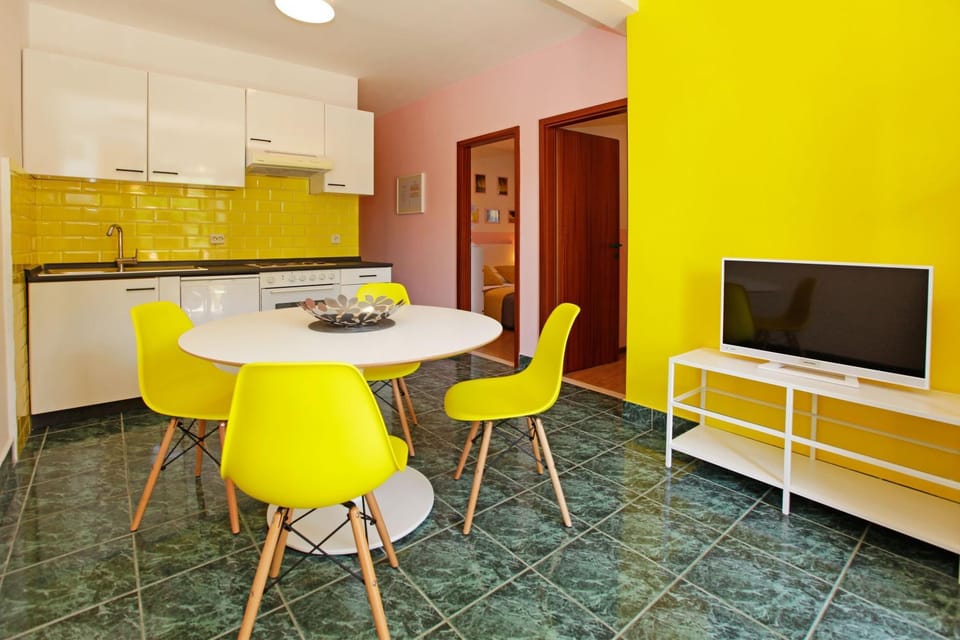 Communal lounge/ TV room, Kitchen or kitchenette, Seating area, Dining area