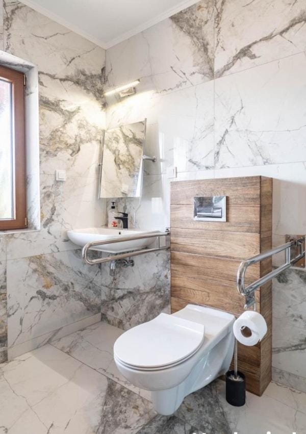 Osada Zawóz domki z balią jacuzzi i sauną nad Jeziorem Solińskim House in Slovakia