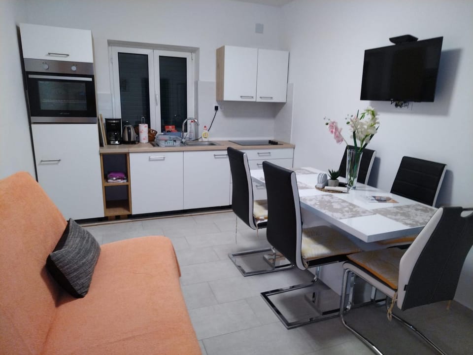 Kitchen or kitchenette, Living room, Seating area, Dining area, pet friendly, stove