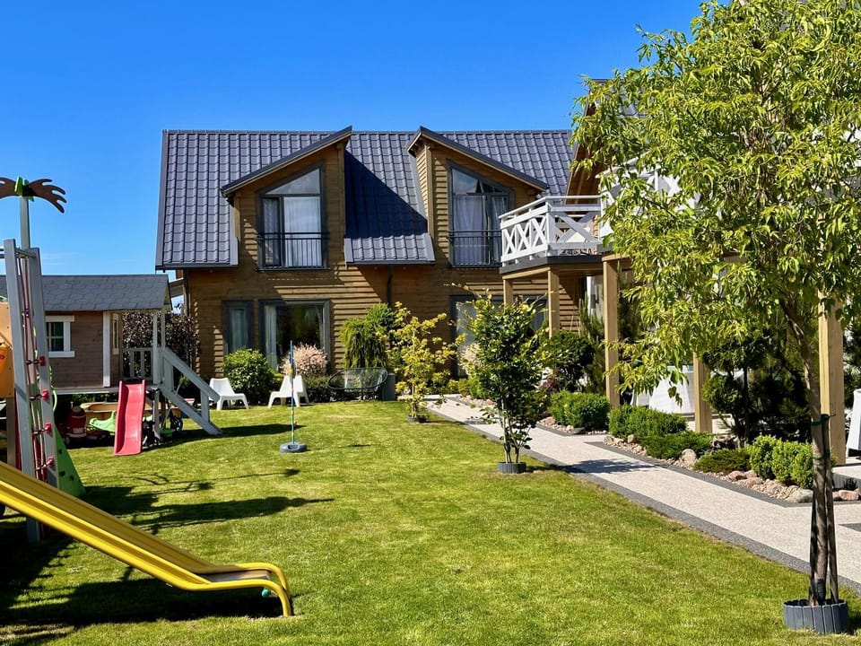 Property building, Natural landscape, Garden, Garden view, sunbed