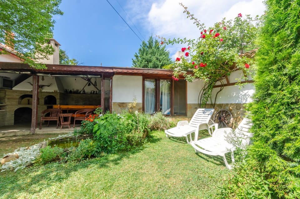 Property building, Patio, Facade/entrance, Garden