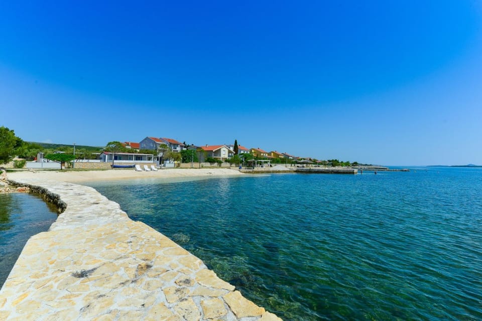 Neighbourhood, Beach