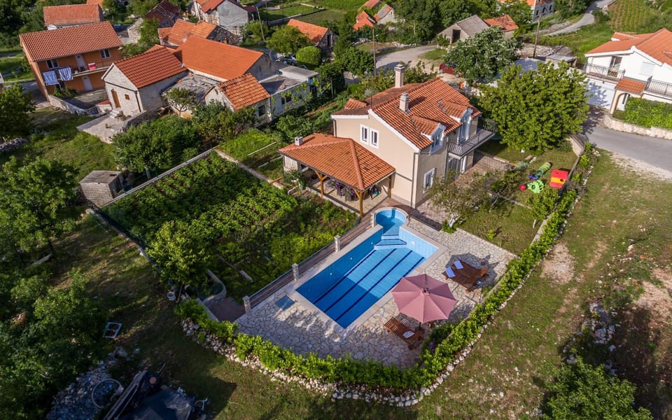 Bird's eye view, Pool view