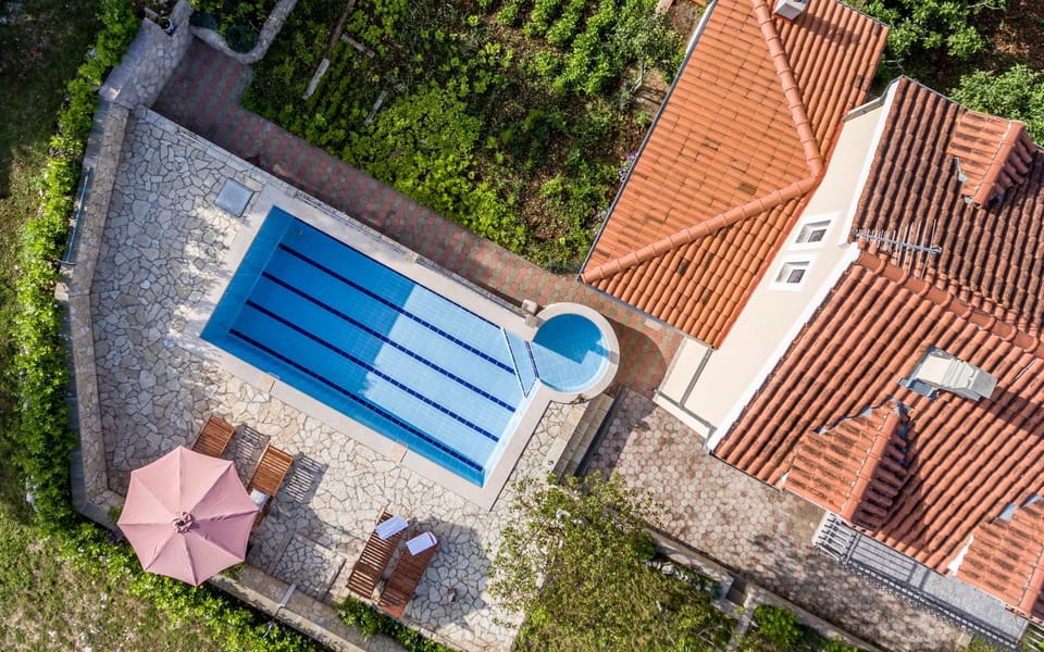 Bird's eye view, Pool view