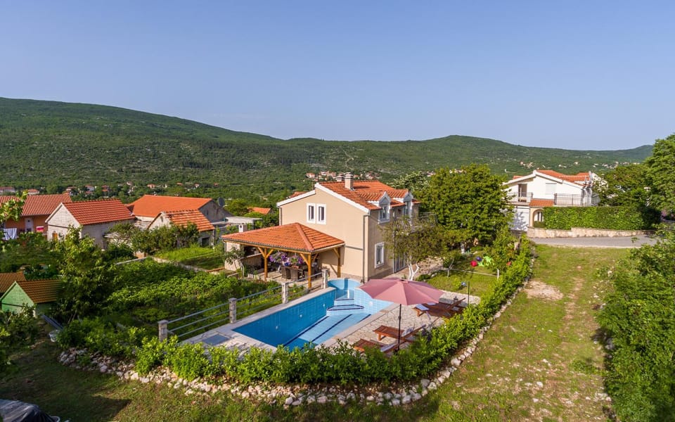 Bird's eye view, Pool view