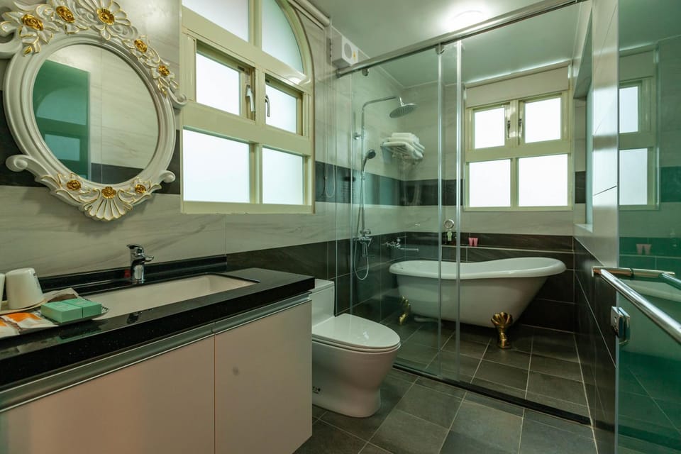 Shower, Toilet, Bathroom, Bath, towels
