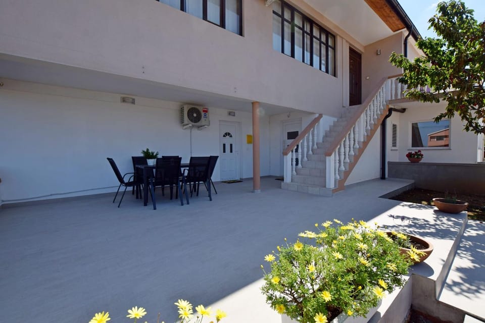 Facade/entrance, Balcony/Terrace