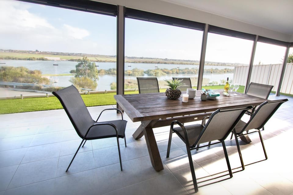 Balcony/Terrace, Dining area, River view