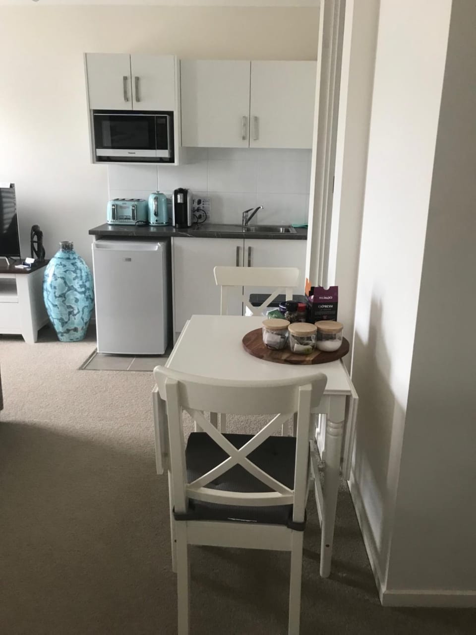 Coffee/tea facilities, Kitchen or kitchenette, Dining area, toaster