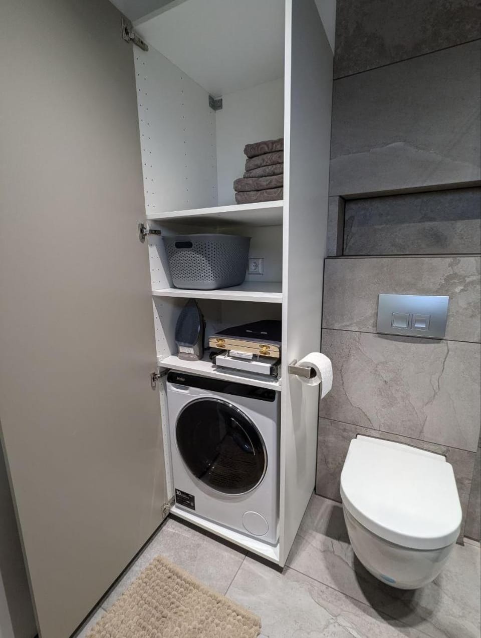 Bathroom, washing machine