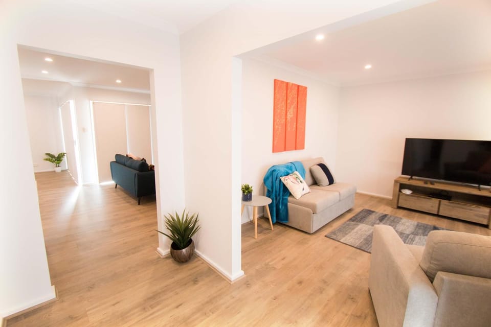 Property building, Facade/entrance, TV and multimedia, Living room, Seating area