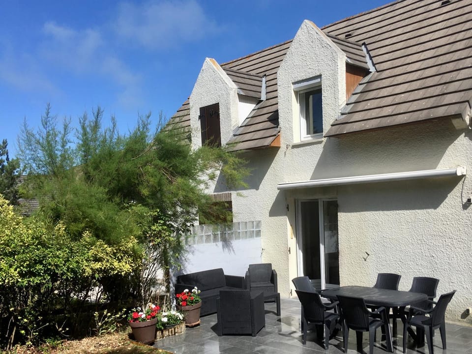 Property building, Patio, Facade/entrance, Day, Garden, Balcony/Terrace, Dining area, Garden view