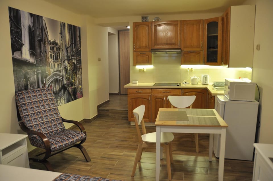 Kitchen or kitchenette, Dining area