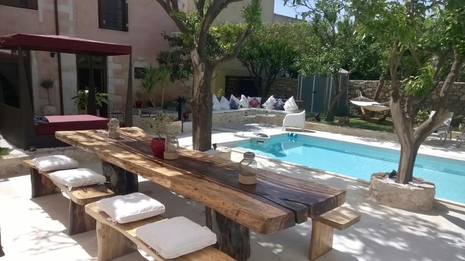 Dining area, Swimming pool, Swimming pool