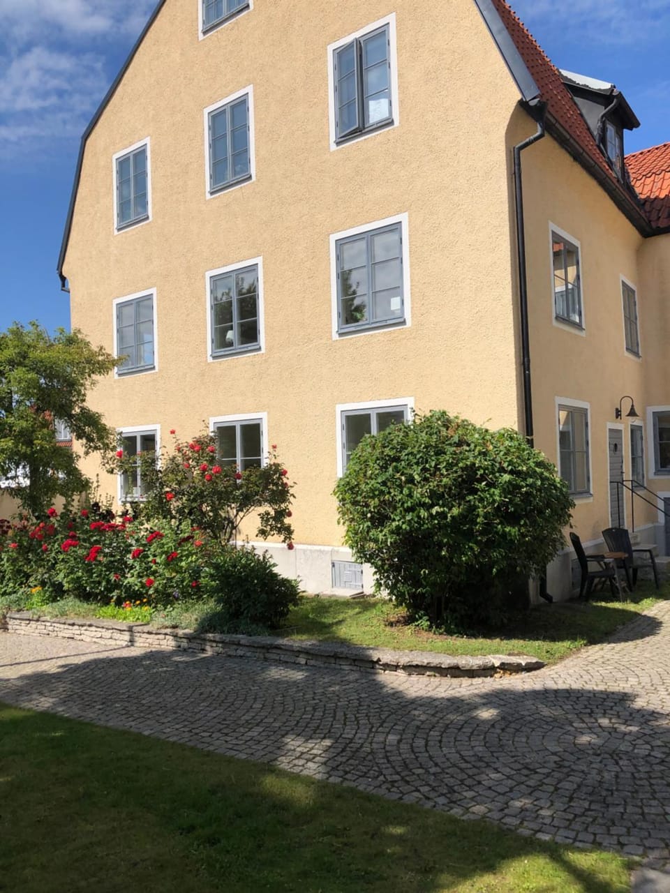 Property building, Facade/entrance, Garden
