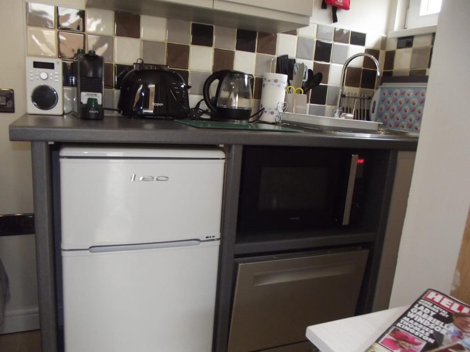 Auntie Bett's - Cosy Double Bedded Ensuite Room with Mini Kitchen Campground/ 
RV Resort in England