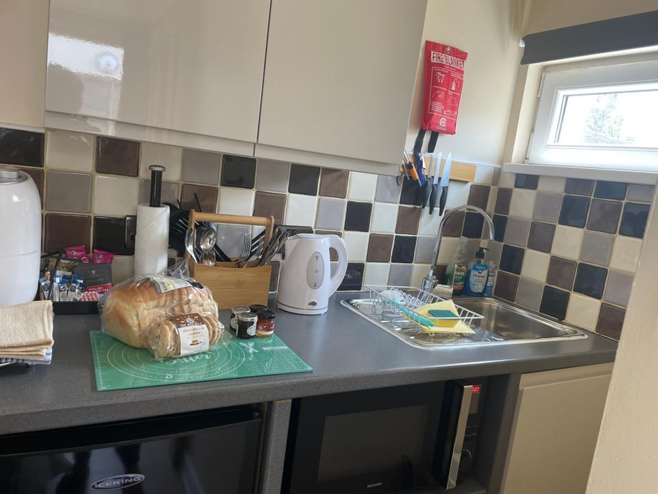 Auntie Bett's - Cosy Double Bedded Ensuite Room with Mini Kitchen Campground/ 
RV Resort in England