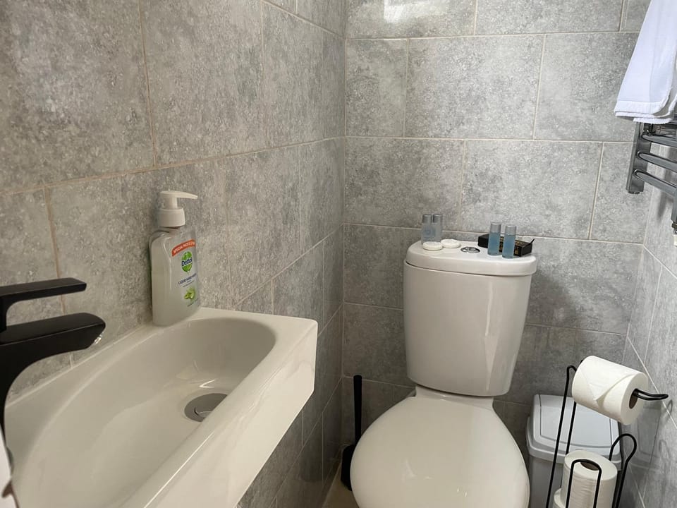 Auntie Bett's - Cosy Double Bedded Ensuite Room with Mini Kitchen Campground/ 
RV Resort in England