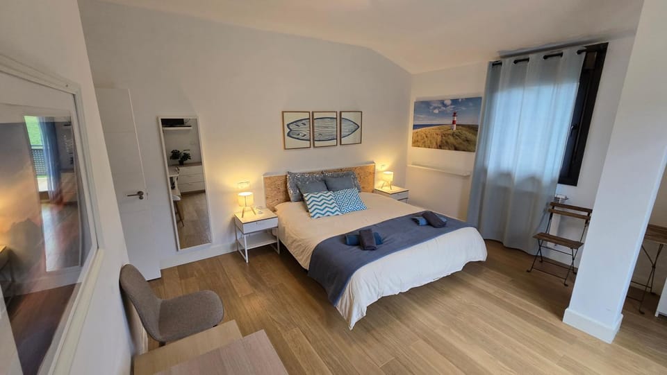 Bed, Photo of the whole room, Bedroom