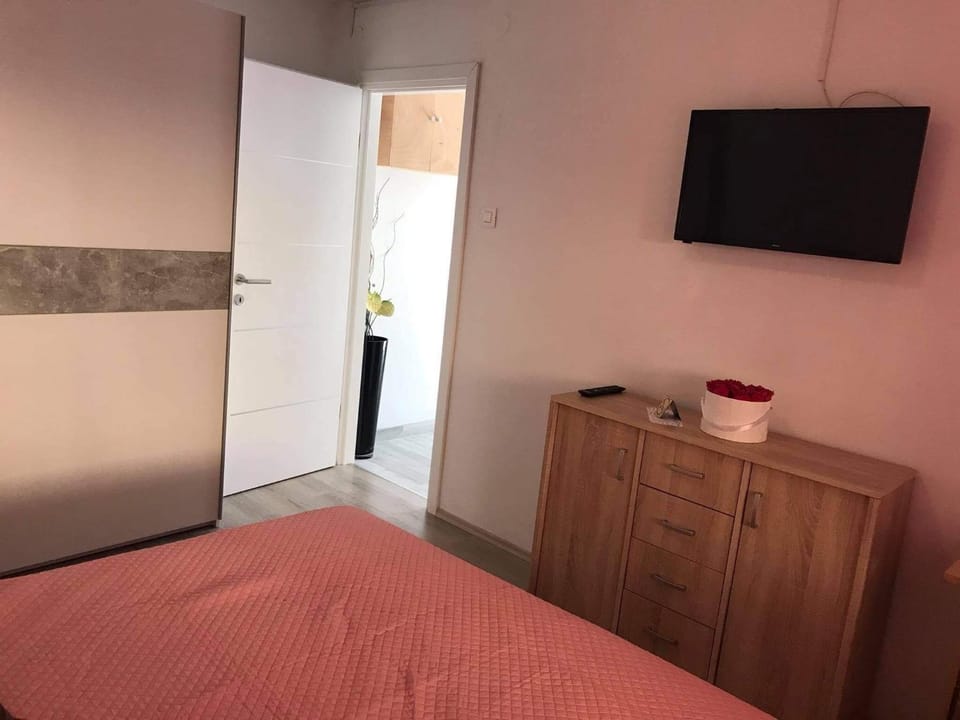 Bed, TV and multimedia, Bedroom