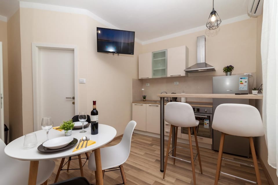 TV and multimedia, Kitchen or kitchenette, Dining area