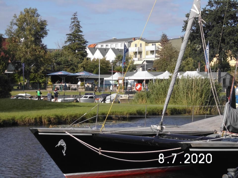 Restaurant/places to eat, Neighbourhood, Fishing, Canoeing, Cycling
