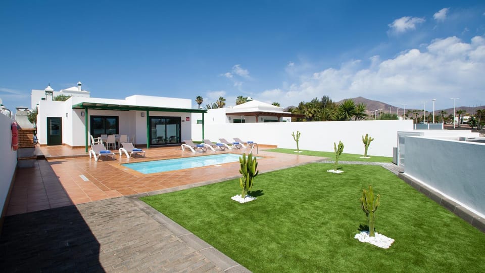 Property building, BBQ facilities, Garden, Garden view, Landmark view, Pool view, Swimming pool, Parking, heating, sunbed, air conditioner
