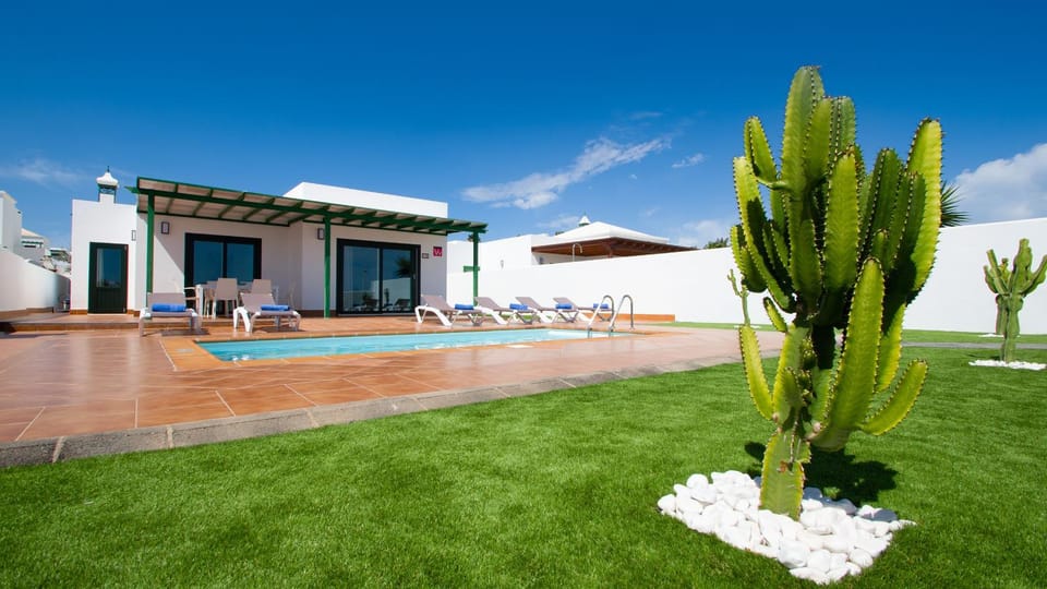 Property building, Off site, BBQ facilities, Garden, Garden, Garden view, Pool view, Swimming pool, Parking, heating, sunbed, air conditioner
