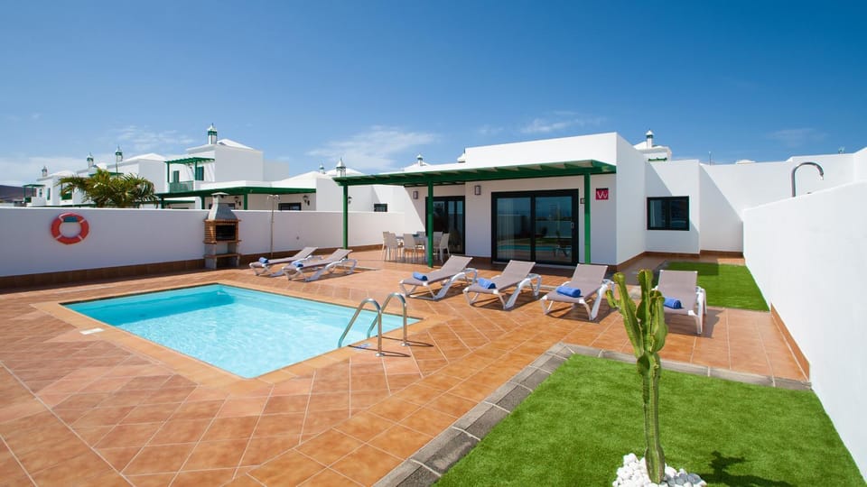 Property building, BBQ facilities, Pool view, Swimming pool, heating, sunbed, towels, air conditioner