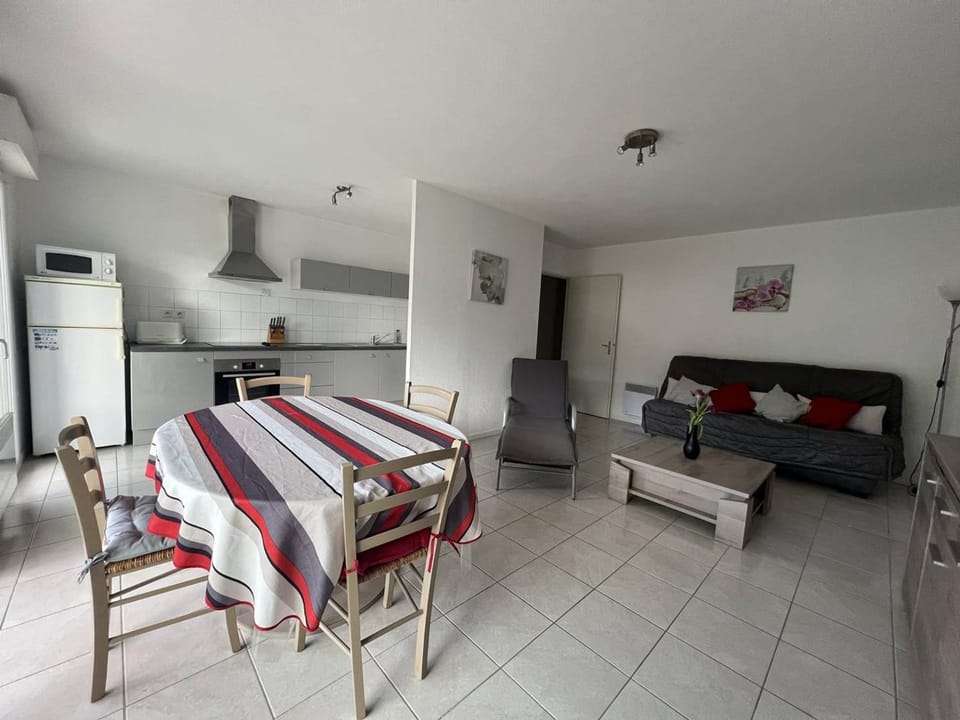 T2 bis lumineux avec terrasse, Cambo-les-Bains - FR-1-495-56 Apartment in French Basque Country