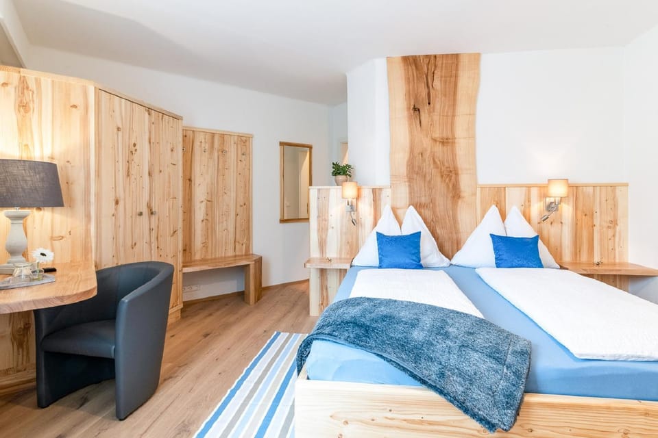 Bed, Photo of the whole room, Decorative detail, Bedroom