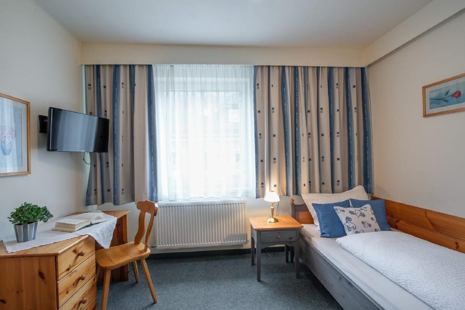Bed, Photo of the whole room, Decorative detail