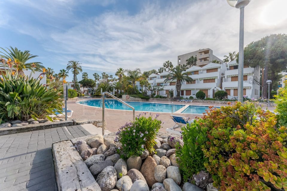 Property building, Garden, Pool view