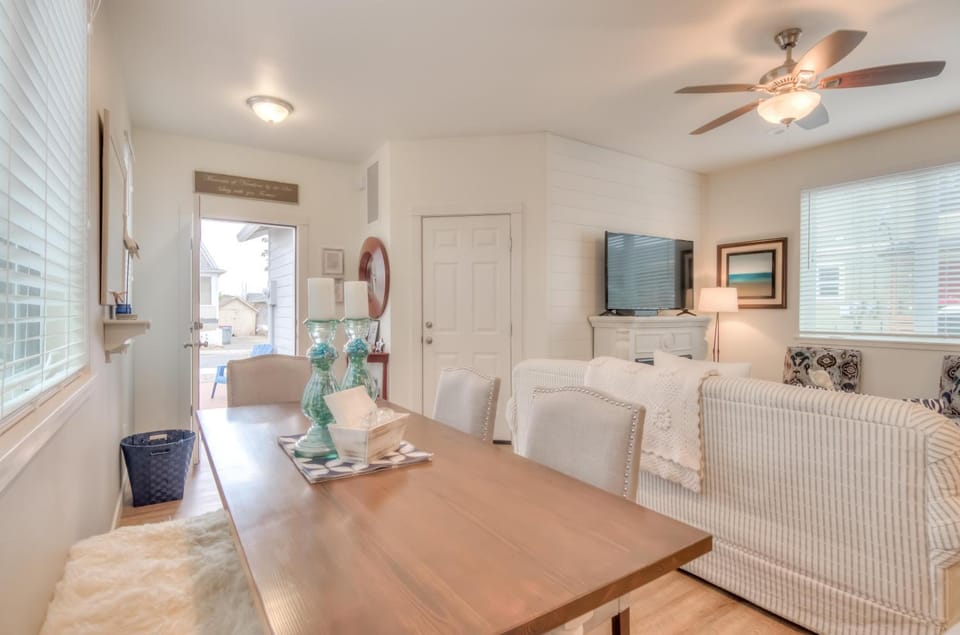 Narrow Escape - Meredith Lodging House in Seaside