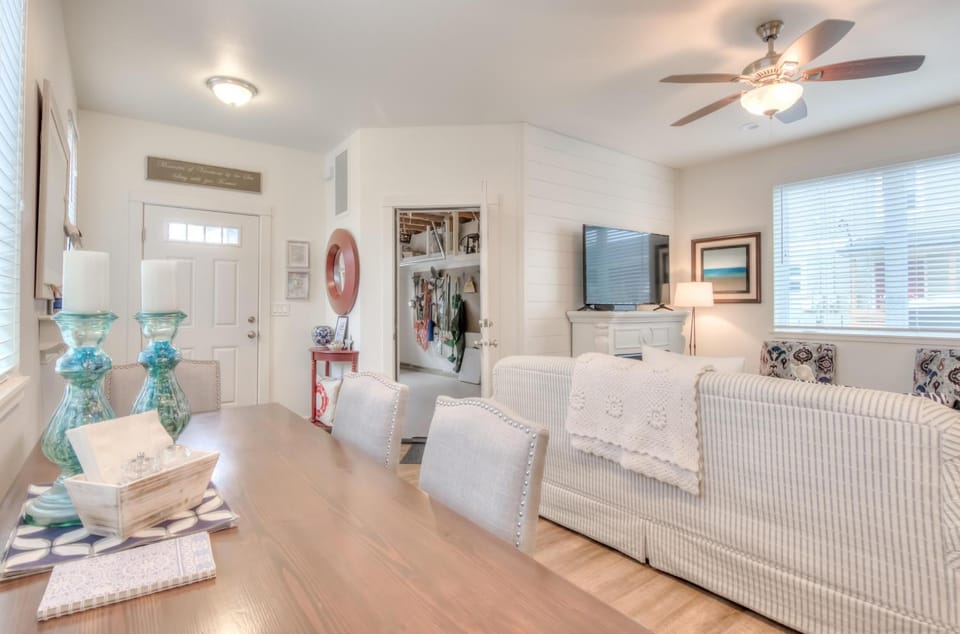 Narrow Escape - Meredith Lodging House in Seaside