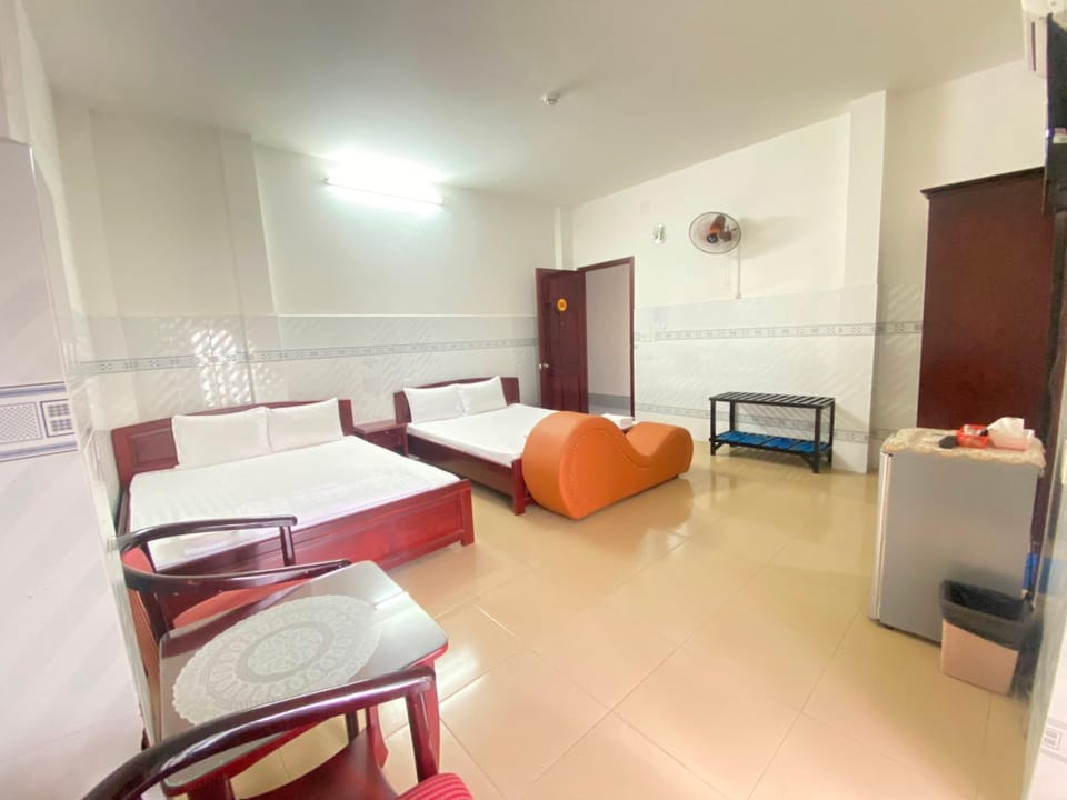 Bed, Photo of the whole room, Seating area, Bedroom, air conditioner