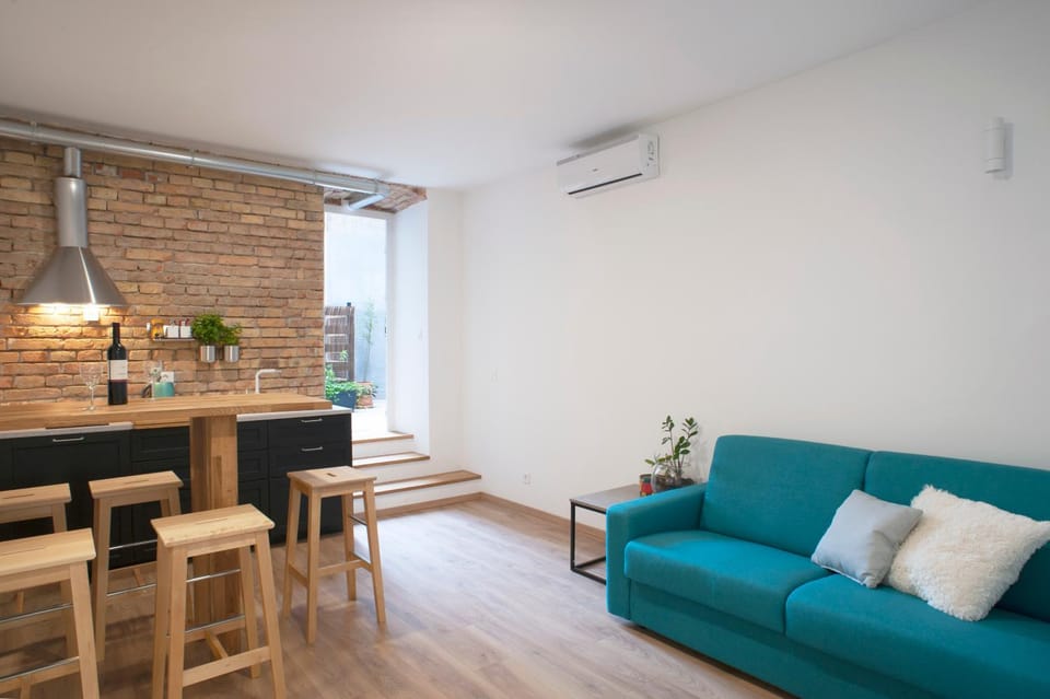 Patio, Communal lounge/ TV room, Living room, Seating area, Dining area, Garden view