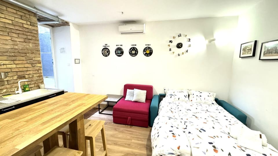 Bed, Kitchen or kitchenette, Living room, Photo of the whole room, Seating area, Dining area, Bedroom, air conditioner