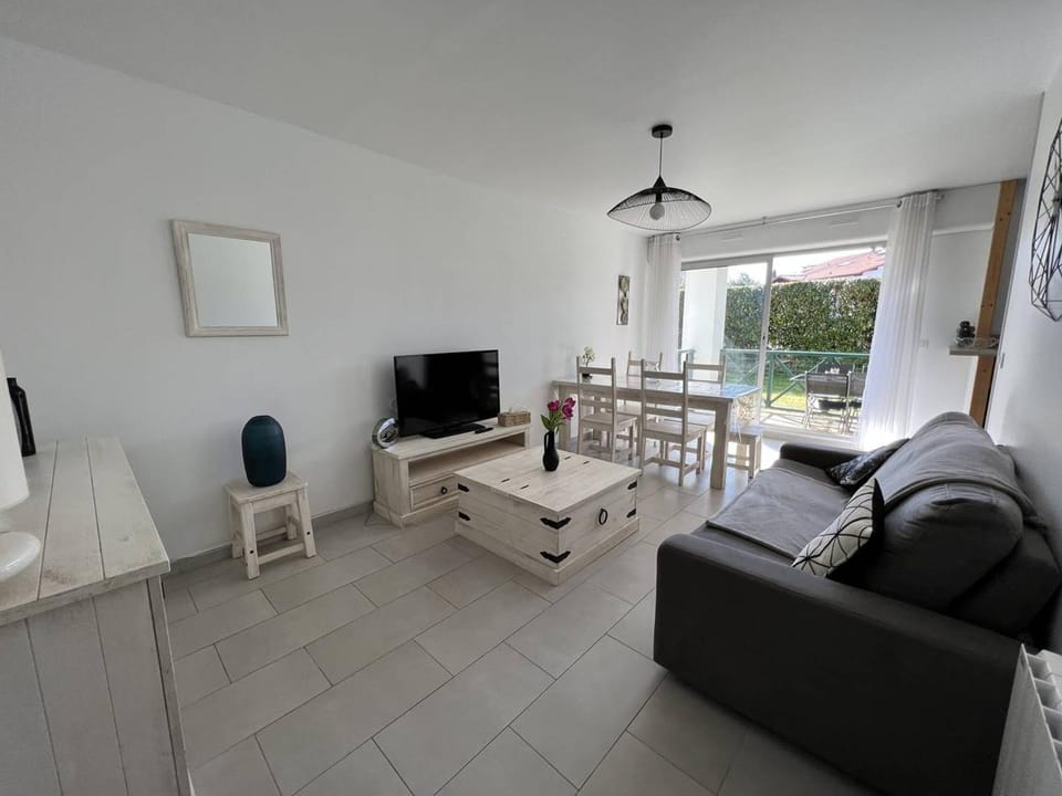 Cambo : T2 Lumineux avec Terrasse Sud, Wifi & Parking Apartment in French Basque Country