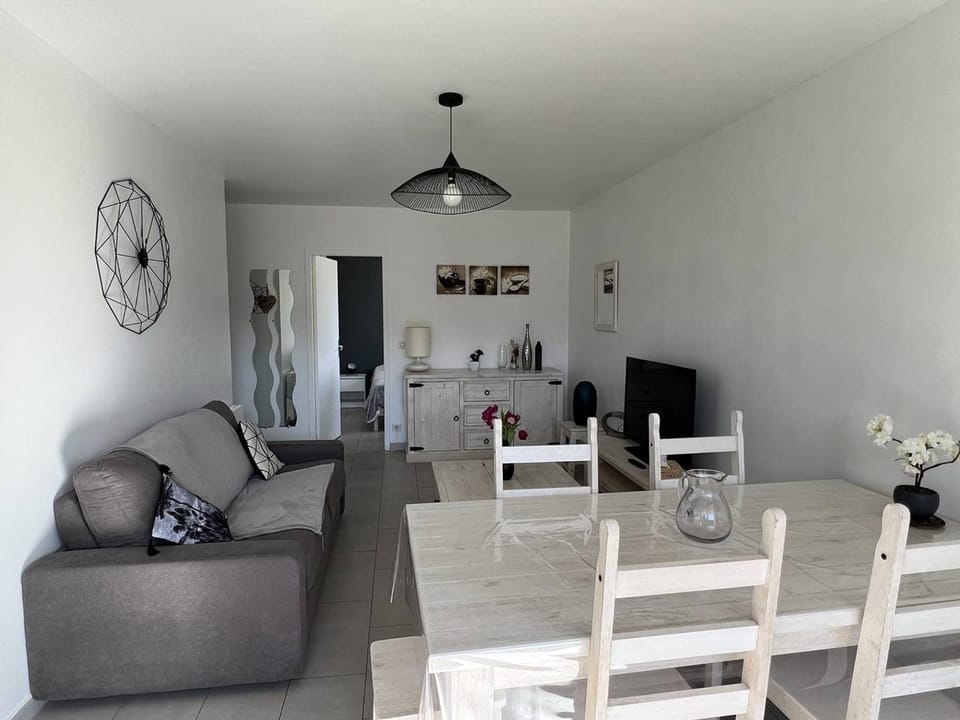 Cambo : T2 Lumineux avec Terrasse Sud, Wifi & Parking Apartment in French Basque Country