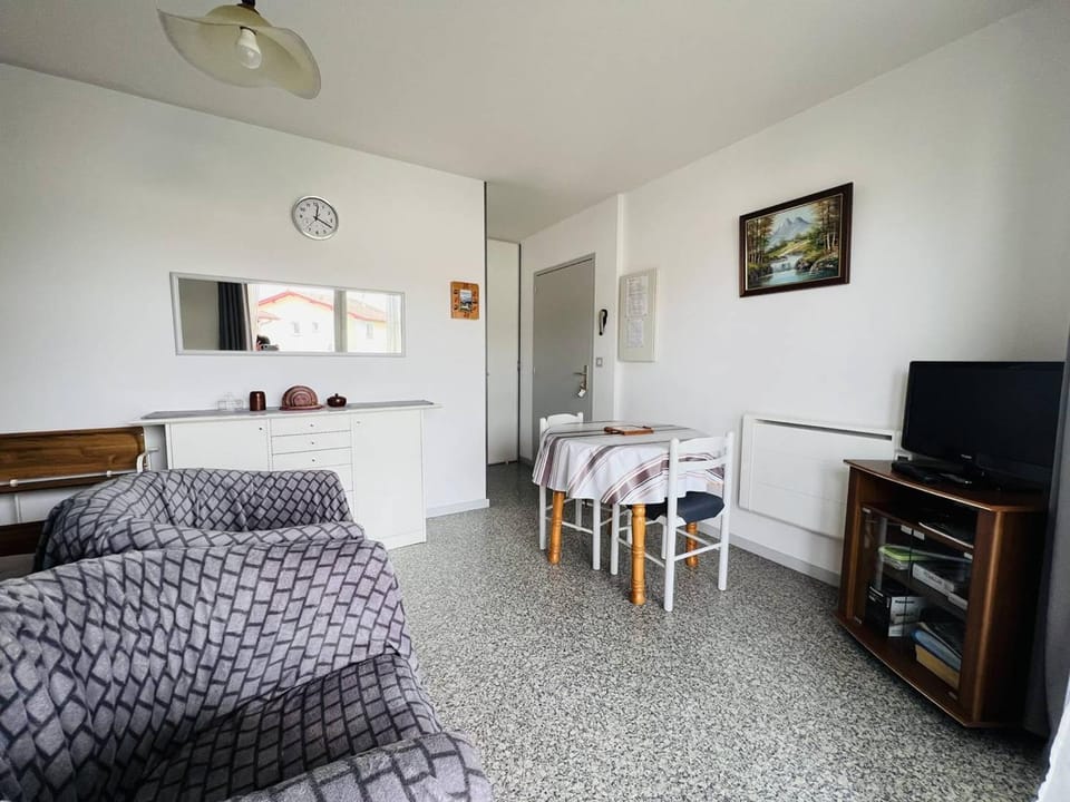 T1 avec balcon à Cambo-les-Bains, parking inclus, 2 couchages - FR-1-495-16 Apartment in French Basque Country