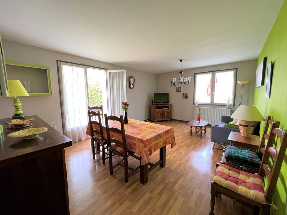 Appartement T3 à Cambo-les-Bains avec Wifi, Animaux Acceptés - 4 Couchages - FR-1-495-54 Apartment in French Basque Country